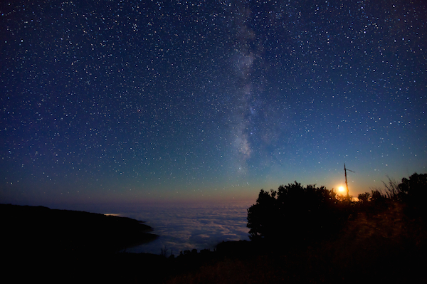 Auf dem Belvedere Quattrocchi bietet sich ein atemberaubendes Panorama des Sternenhimmels über der Insel Lipari