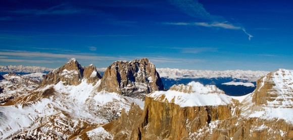 Die beeindruckenden Dolomiten laden im Winter zum Skifahren ein