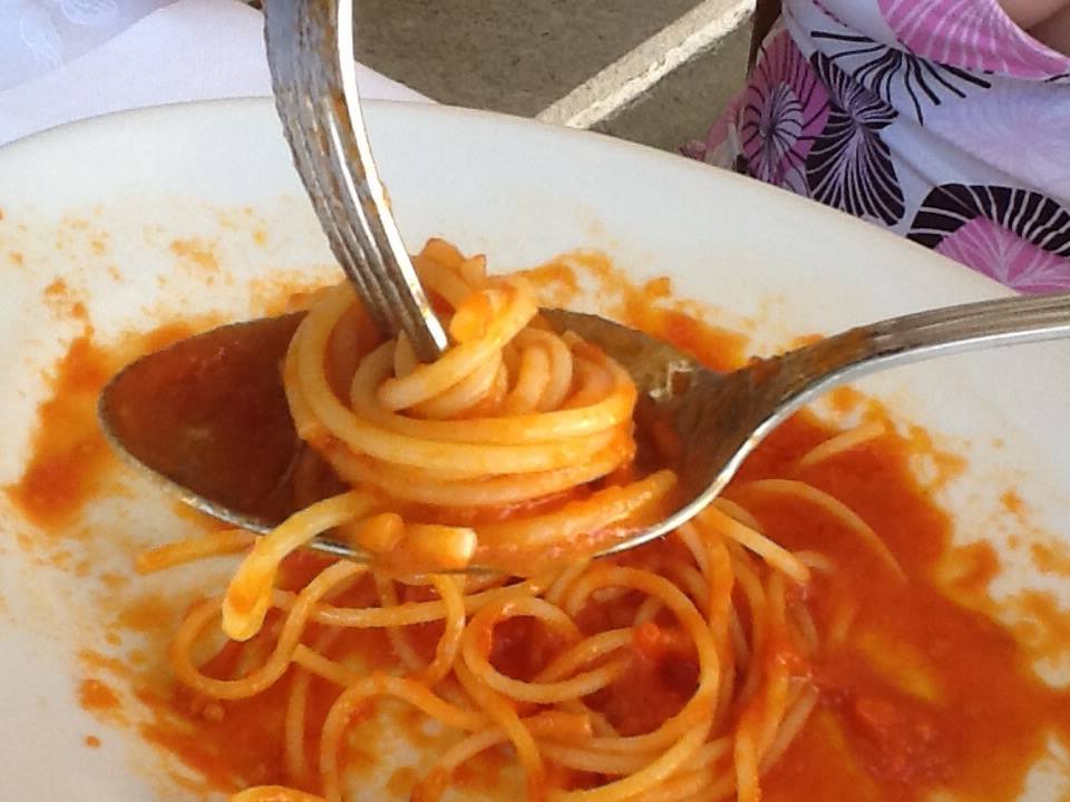 Primo Piatto Spaghetti ai Pomodorini in der Lagune bei Marano genossen