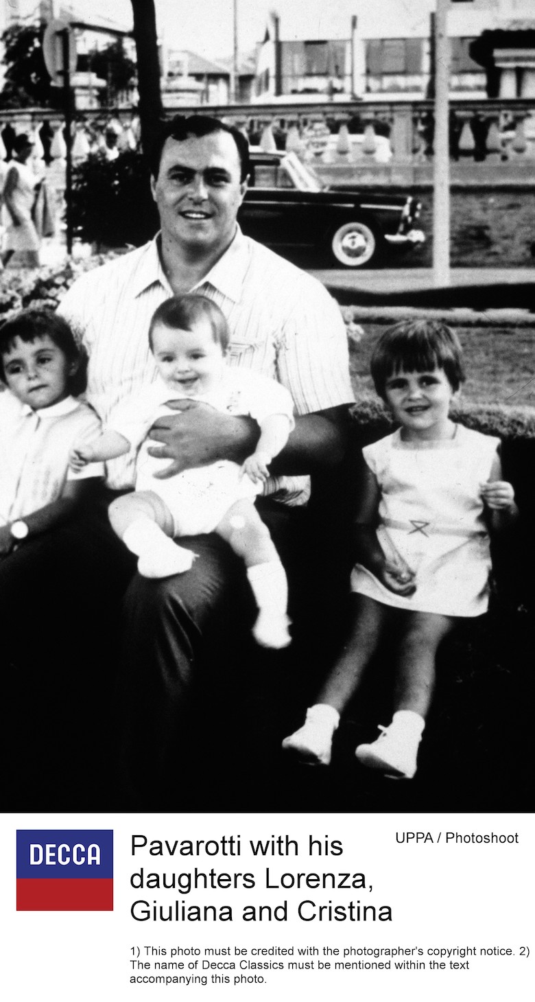 Luciano Pavarotti mit seinen Töchtern