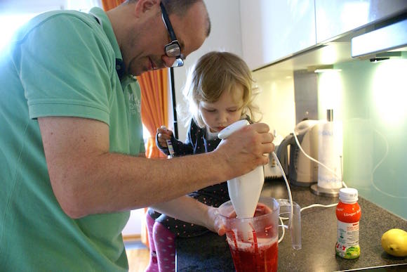 Vorbereitung der Fruchtmasse für die Eismaschine von DeLonghi