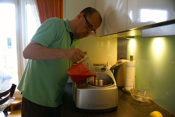Einfüllen der Himbeermasse in die DeLonghi Gelataio