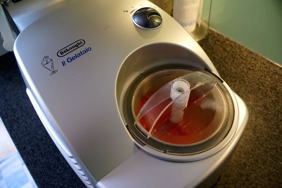 Die Gelataio von DeLonghi bei der Arbeit