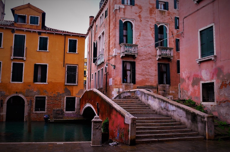 Wolfgang Salomon unterwegs in Venedig Castello im Regen