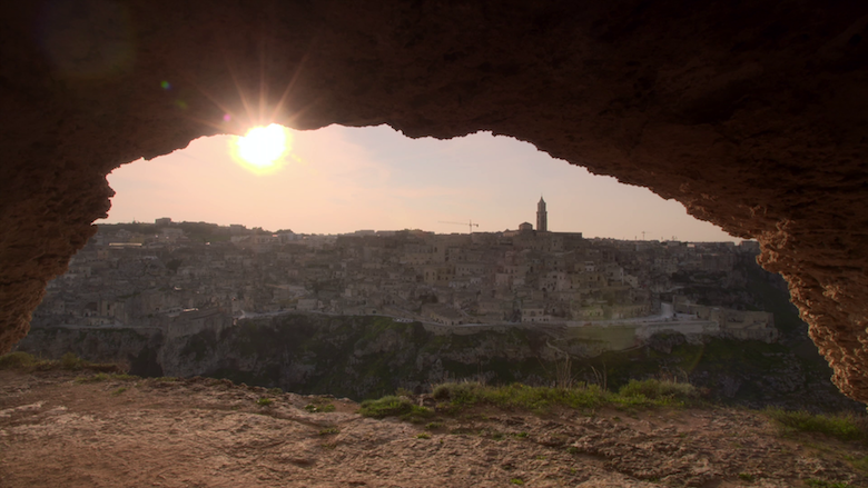 Matera von jenseits der Schlucht aus gesehen