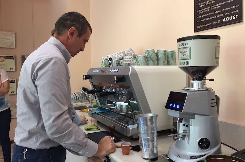 Mario Corsini an der Espressomaschine bei Agust Mario Corsini an der Espressomaschine bei Agust