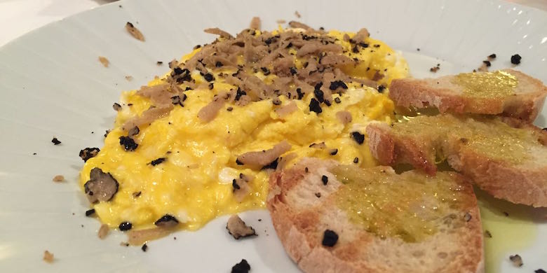 Umbrien - Eierspeise mit Trüffel im Park Hotel Ai Cappuccini Umbrien - Eierspeise mit Trüffel im Park Hotel Ai Cappuccini